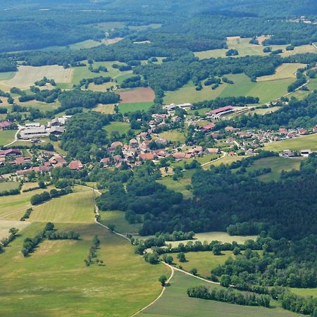 Готель Le Champ Des Lys Amancey Екстер'єр фото